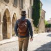 Découvrez Avignon à travers une randonnée au chapeau pointu